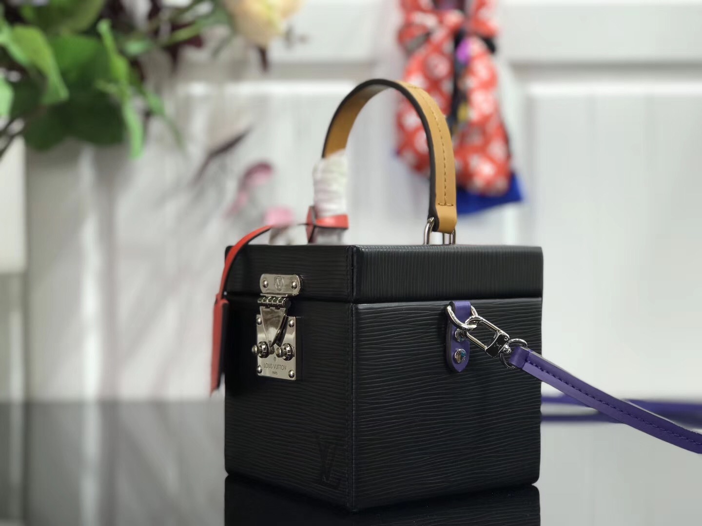 LV Bleecker Box bag is a structured vanity-style shoulder bag crafted from signature black Epi leather, featuring a top handle, silver-tone S-lock hardware, and a removable shoulder strap.