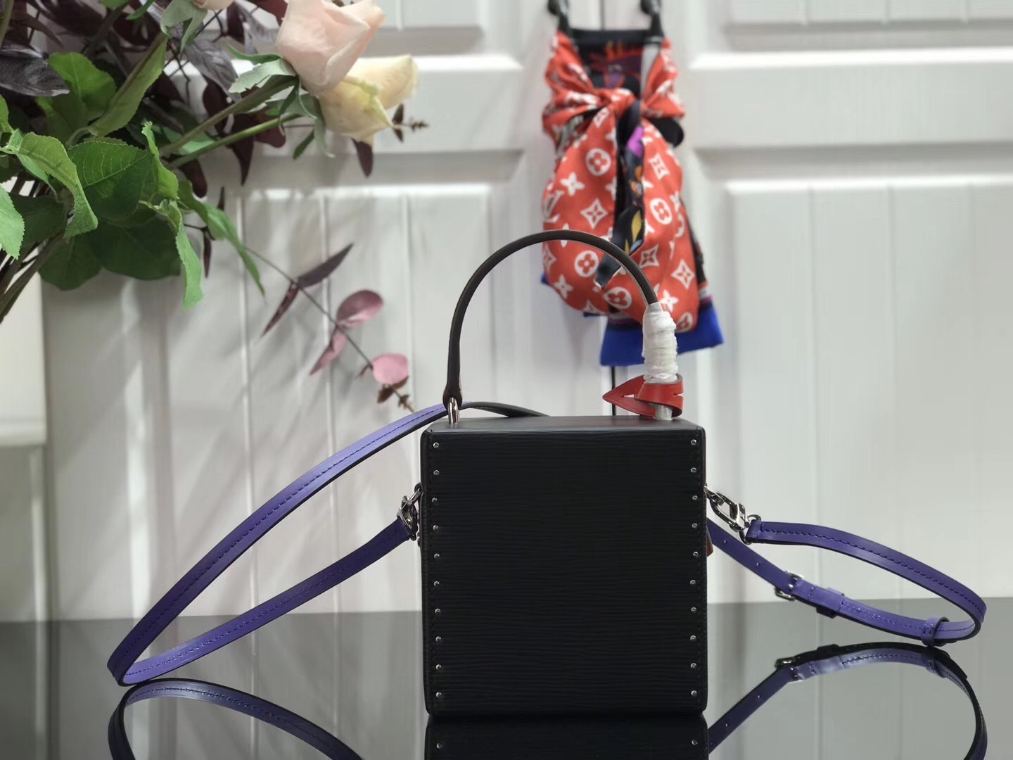 LV Bleecker Box bag is a structured vanity-style shoulder bag crafted from signature black Epi leather, featuring a top handle, silver-tone S-lock hardware, and a removable shoulder strap.