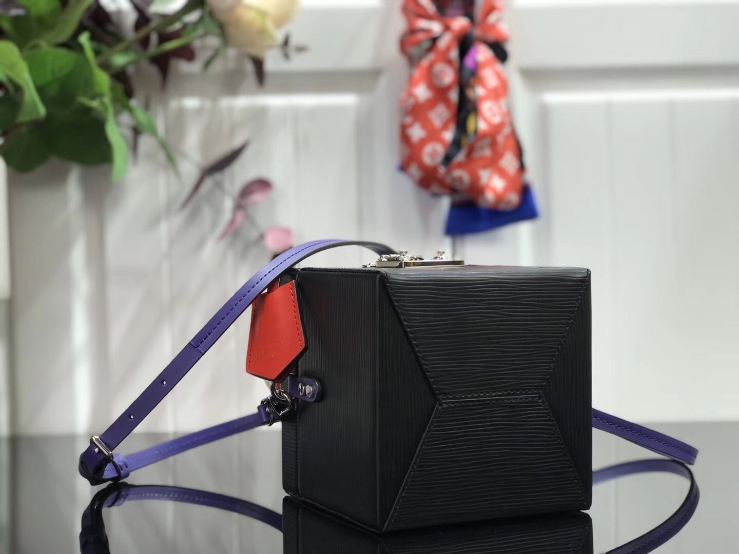 LV Bleecker Box bag is a structured vanity-style shoulder bag crafted from signature black Epi leather, featuring a top handle, silver-tone S-lock hardware, and a removable shoulder strap.