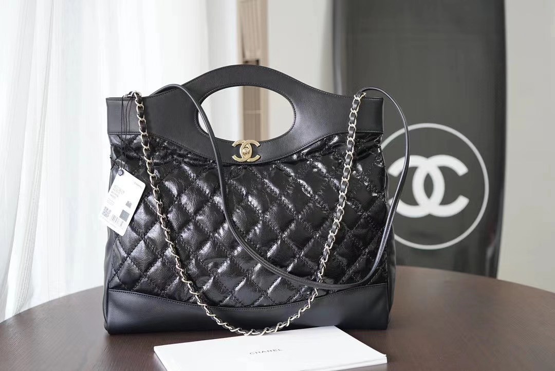 Chanel 31 Shopping Bag in shiny lambskin and gold-tone metal