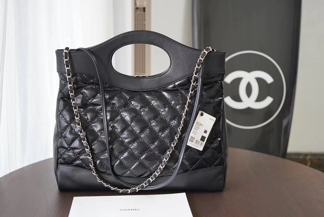 Chanel 31 Shopping Bag in shiny lambskin and gold-tone metal