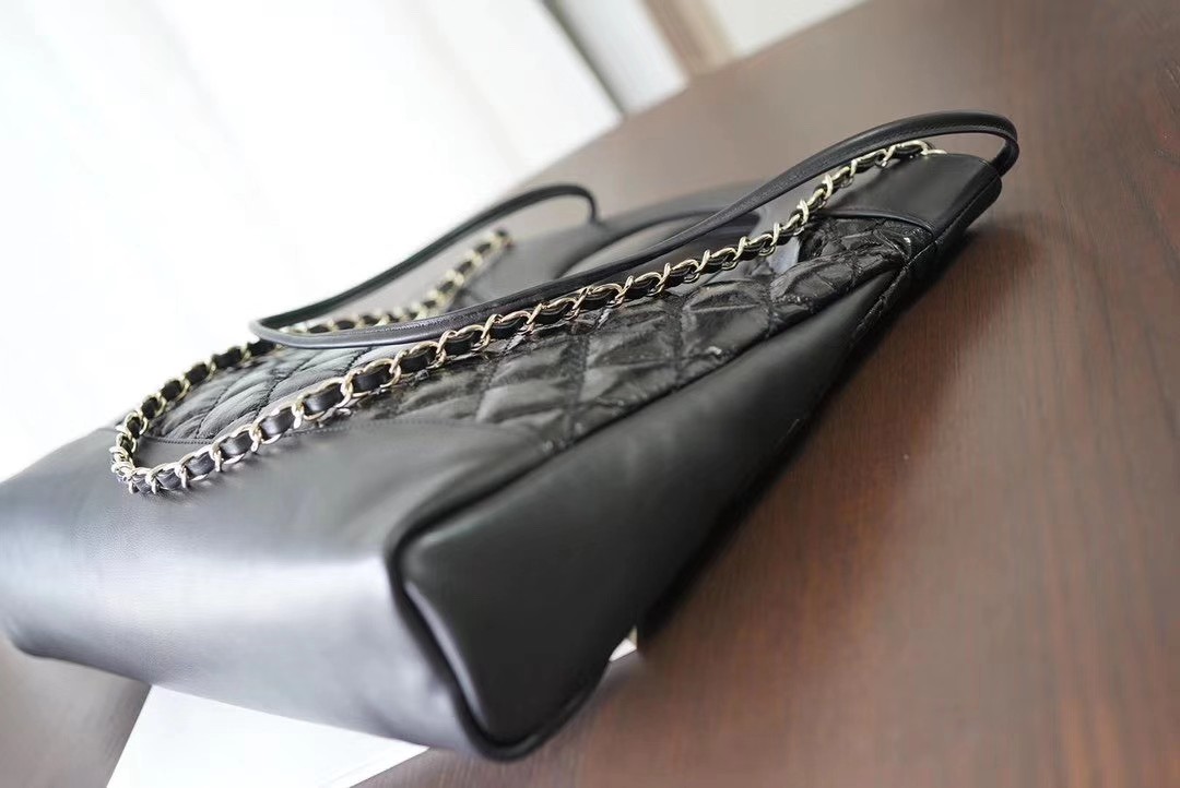 Chanel 31 Shopping Bag in shiny lambskin and gold-tone metal