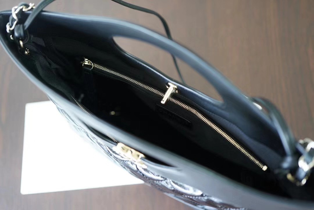 Chanel 31 Shopping Bag in shiny lambskin and gold-tone metal