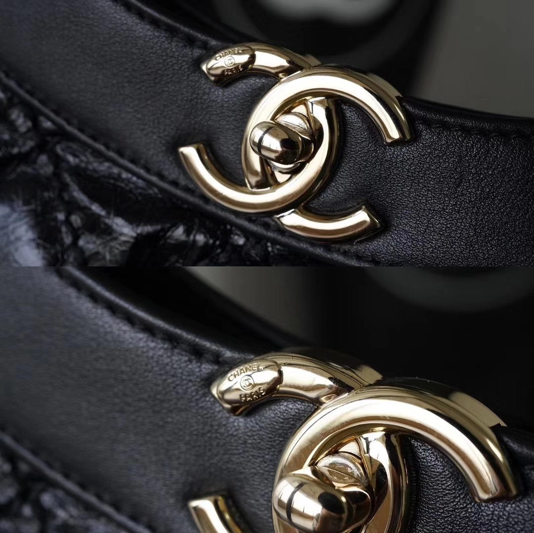Chanel 31 Shopping Bag in shiny lambskin and gold-tone metal