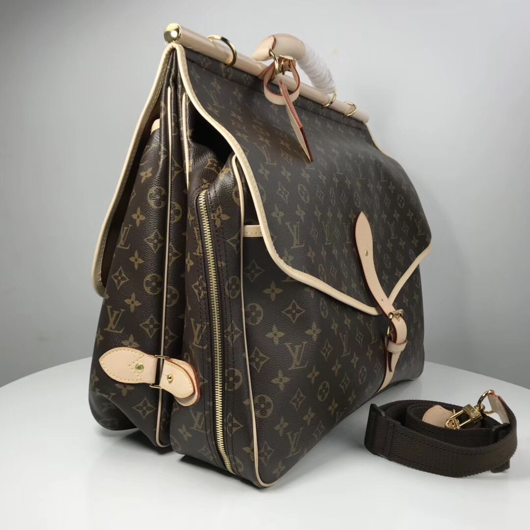 LV Sac Chasse Hunting Bag in Monogram canvas.