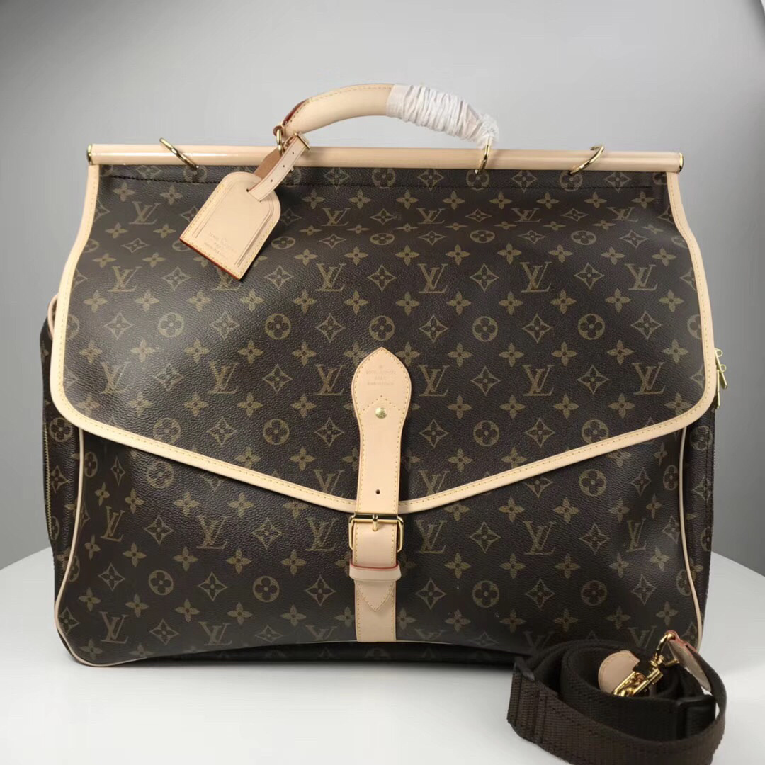 LV Sac Chasse Hunting Bag in Monogram canvas.