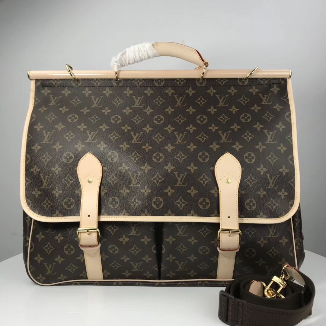 LV Sac Chasse Hunting Bag in Monogram canvas.
