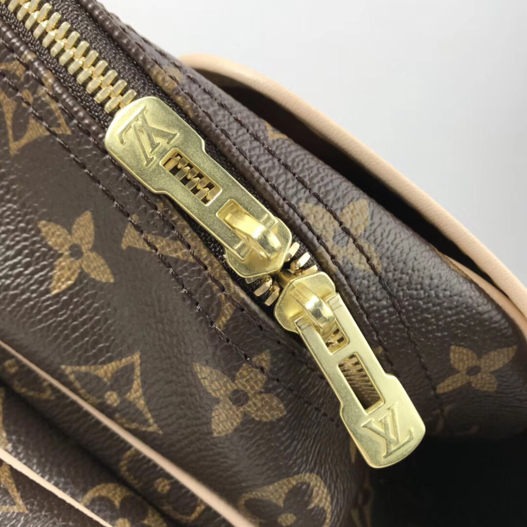 LV Sac Chasse Hunting Bag in Monogram canvas.