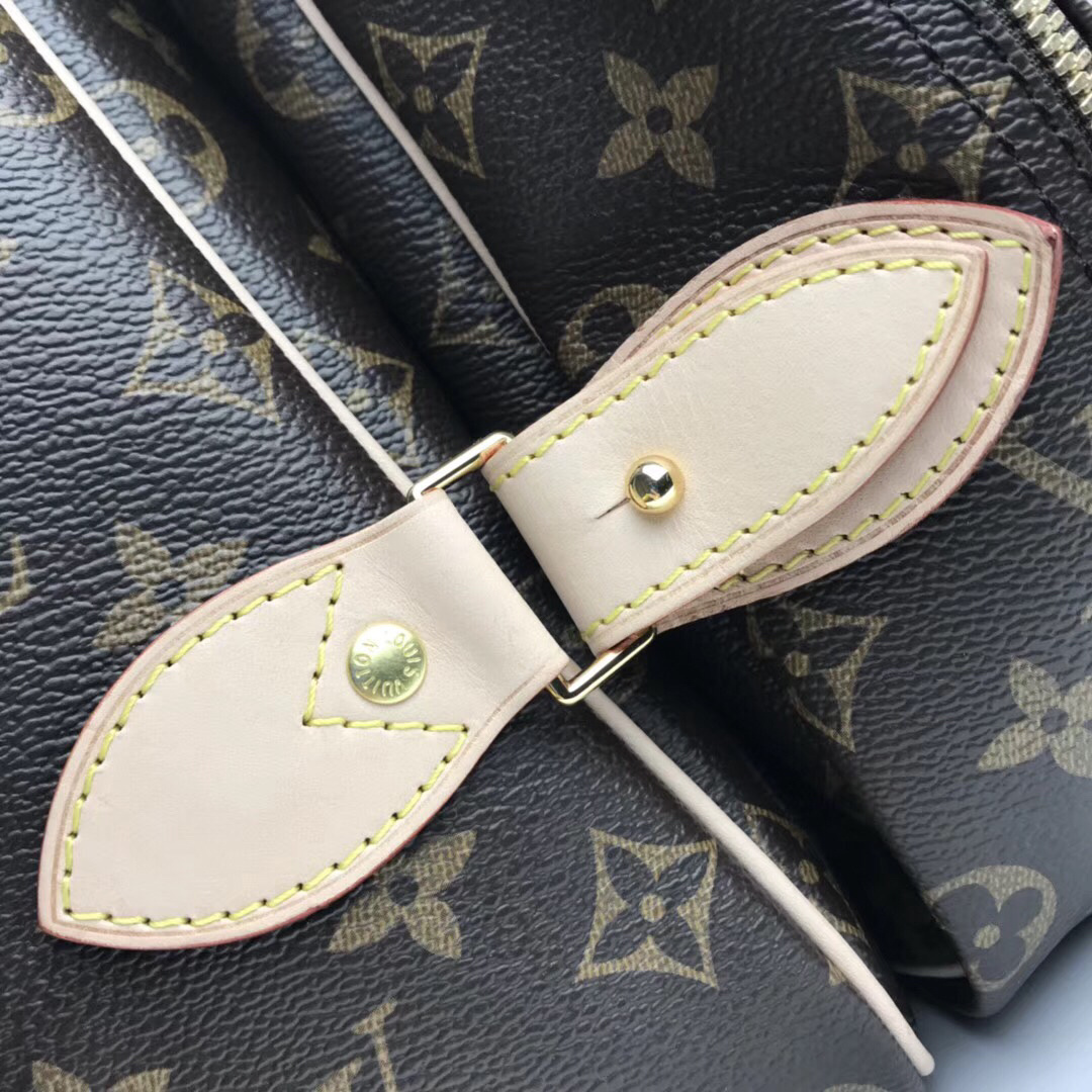 LV Sac Chasse Hunting Bag in Monogram canvas.