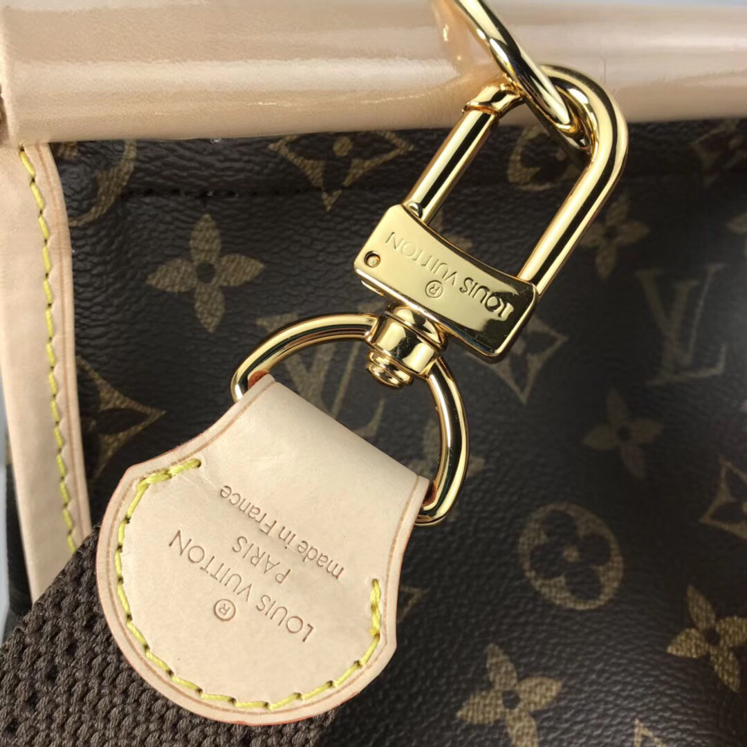 LV Sac Chasse Hunting Bag in Monogram canvas.