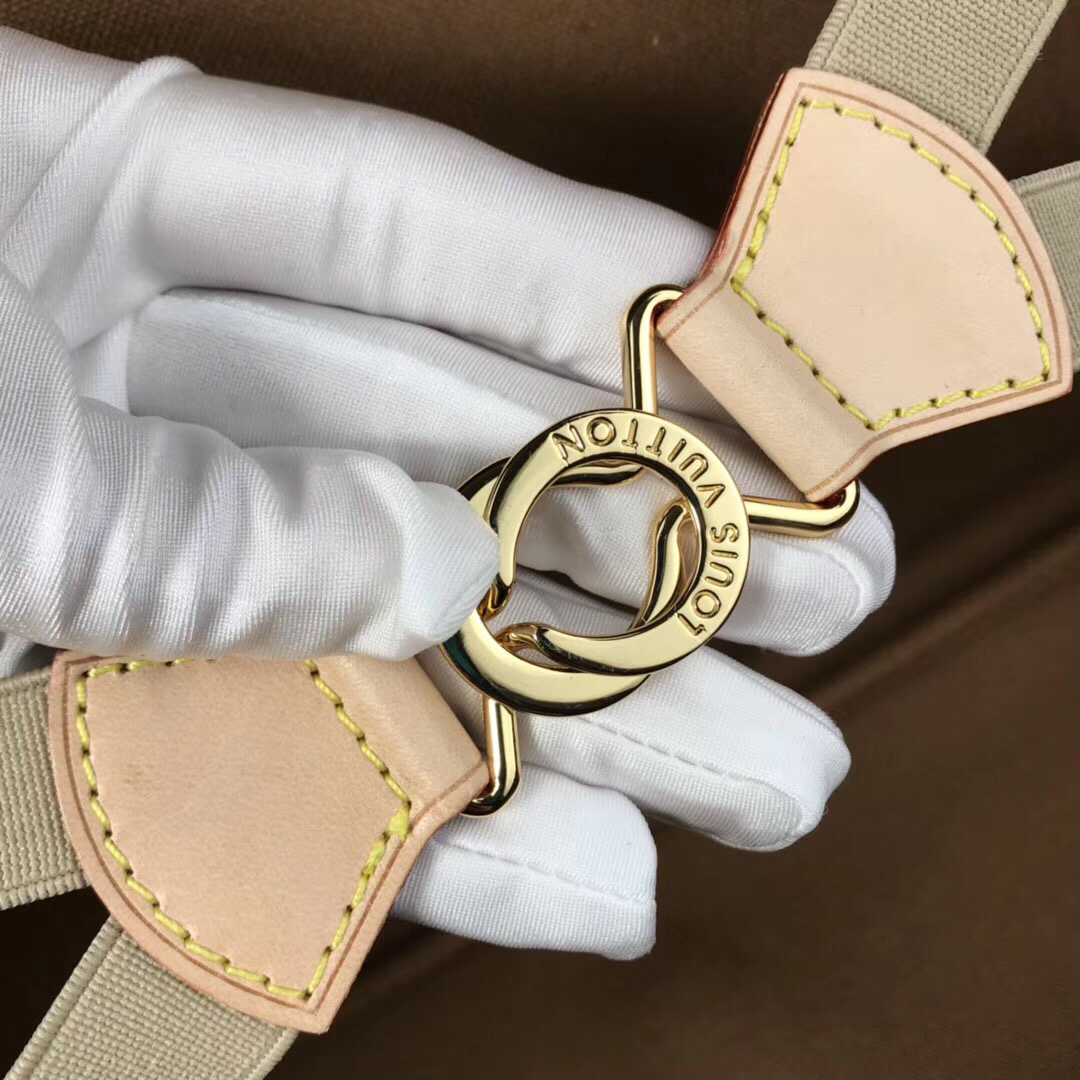 LV Sac Chasse Hunting Bag in Monogram canvas.