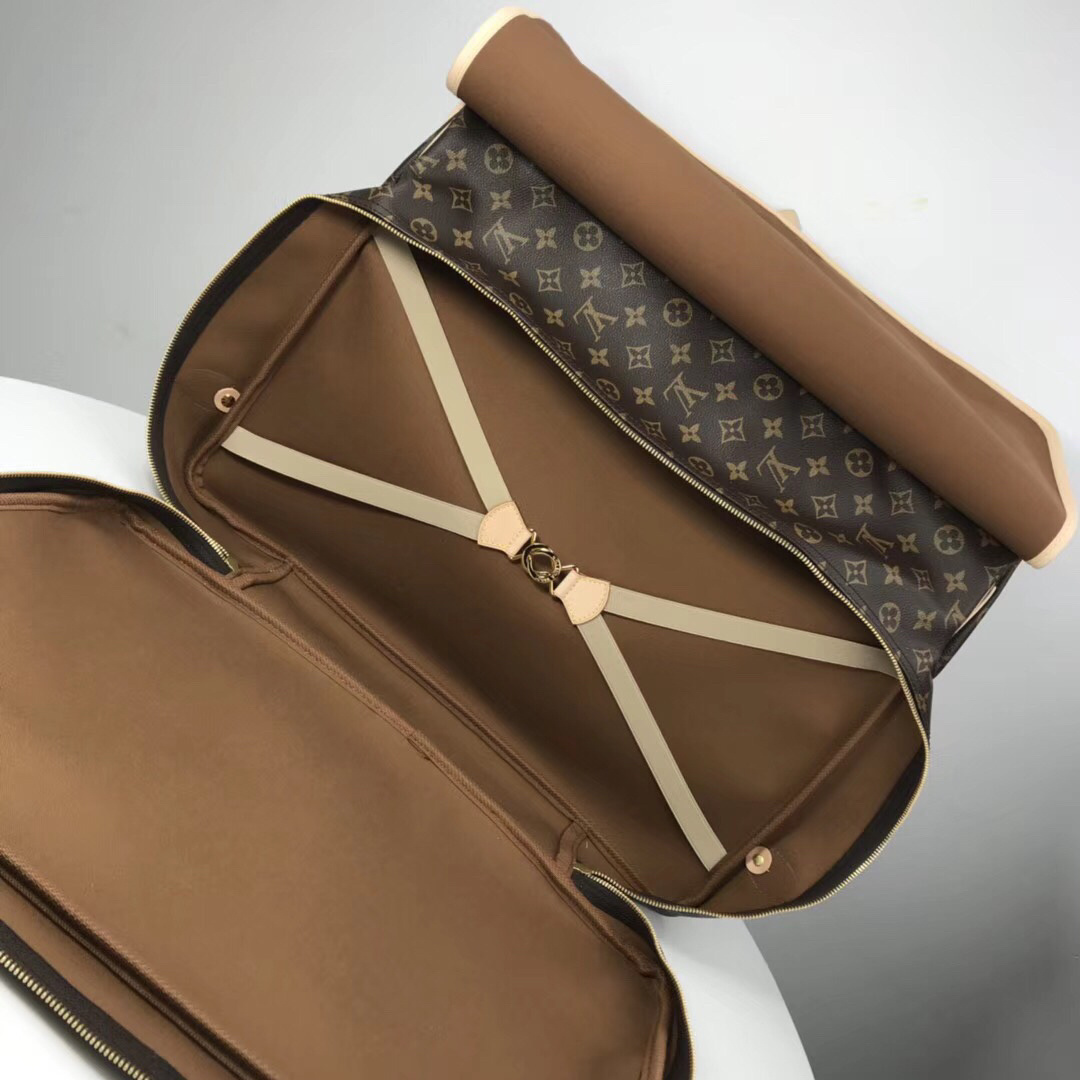 LV Sac Chasse Hunting Bag in Monogram canvas.