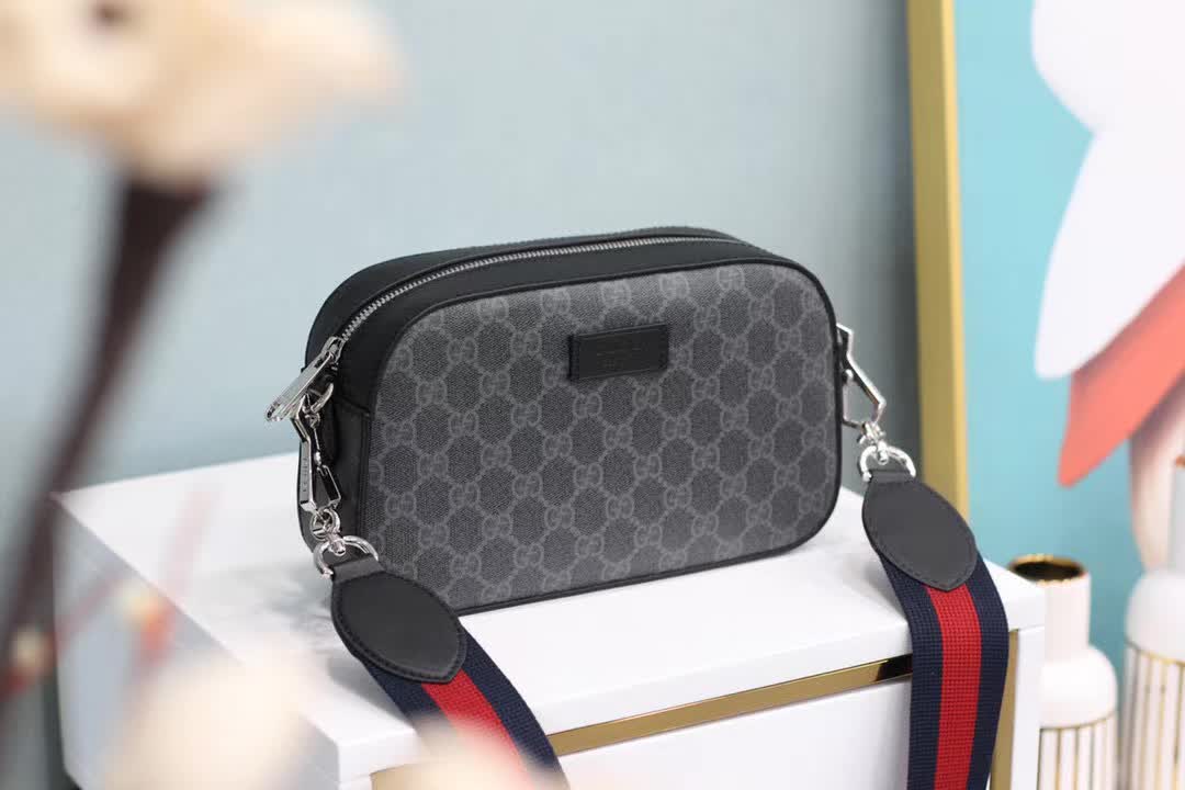 Gucci GG Supreme black messenger bag
