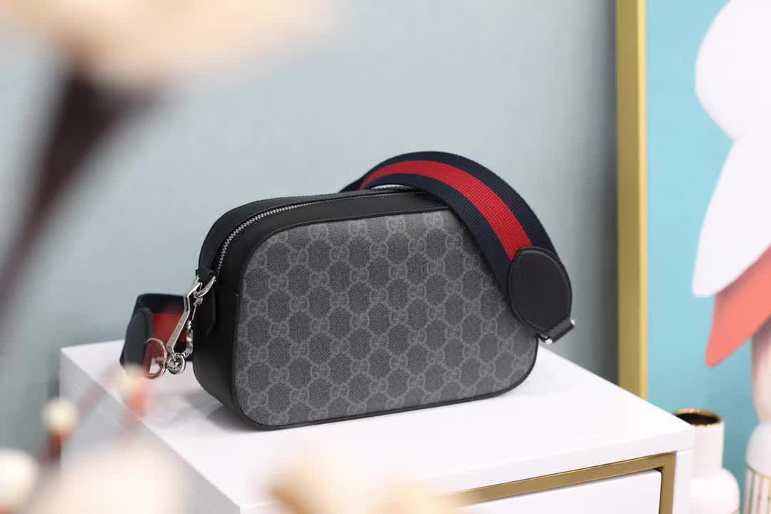 Gucci GG Supreme black messenger bag