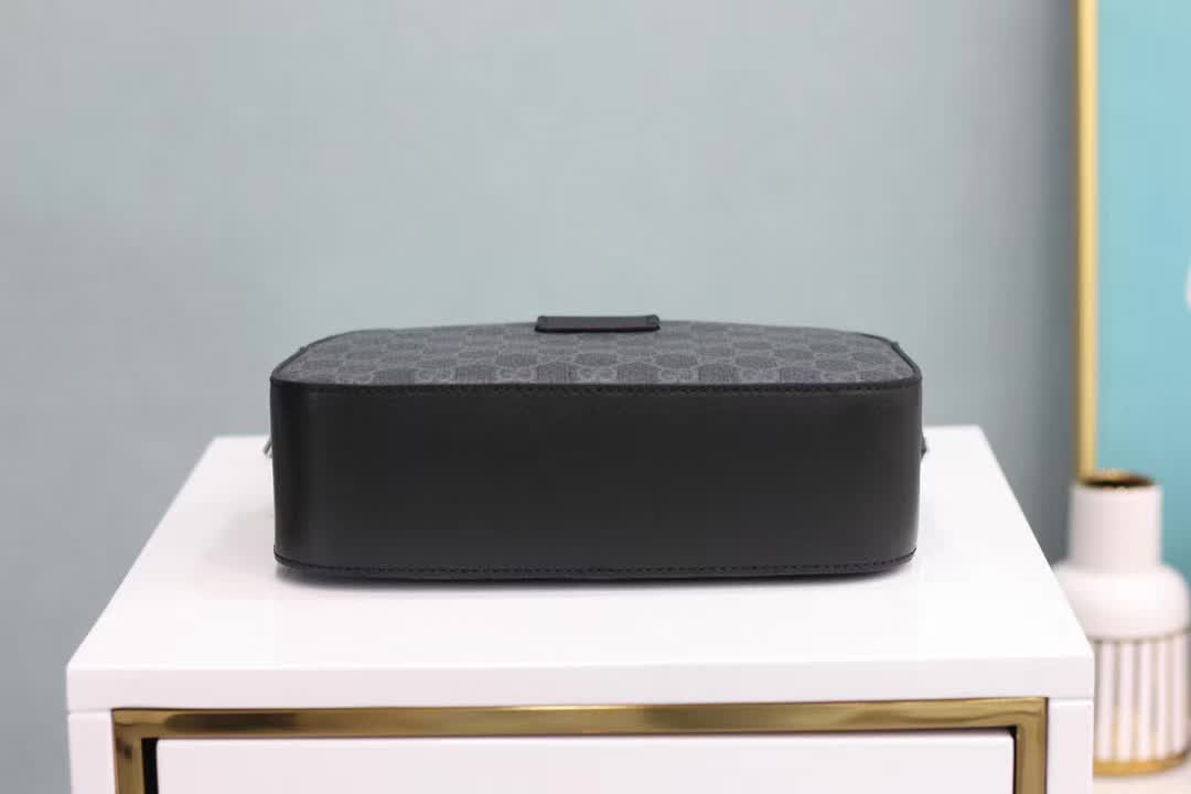 Gucci GG Supreme black messenger bag