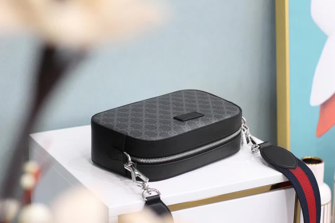 Gucci GG Supreme black messenger bag