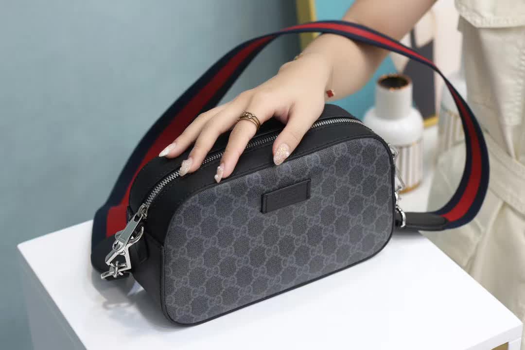 Gucci GG Supreme black messenger bag