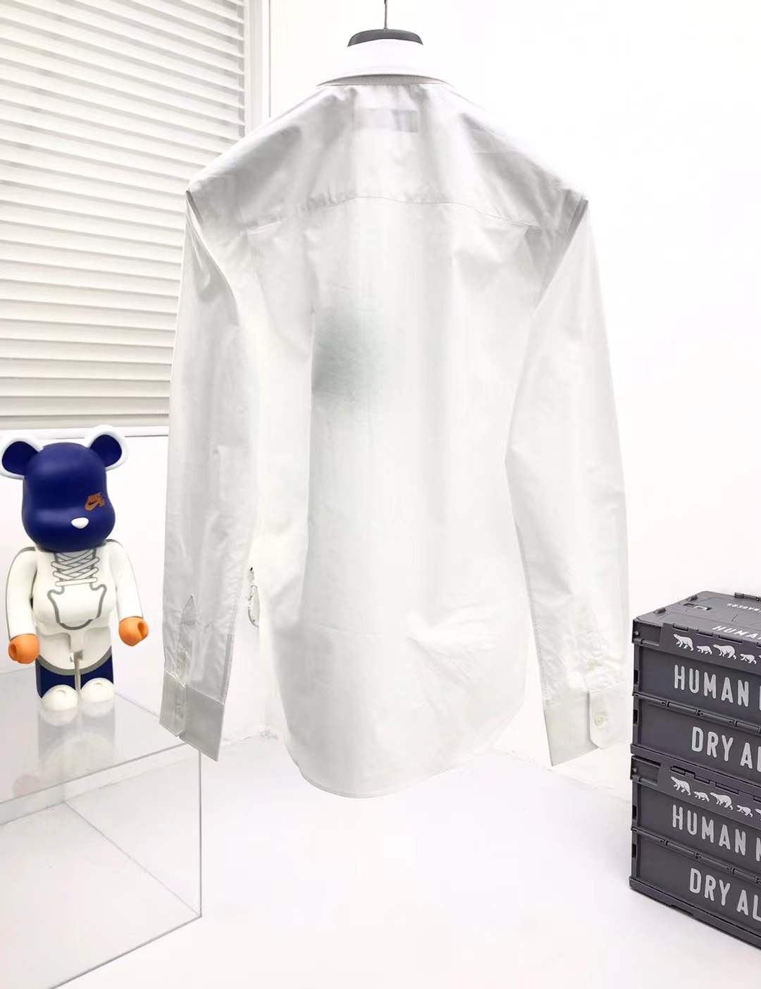 LV white long-sleeved shirt