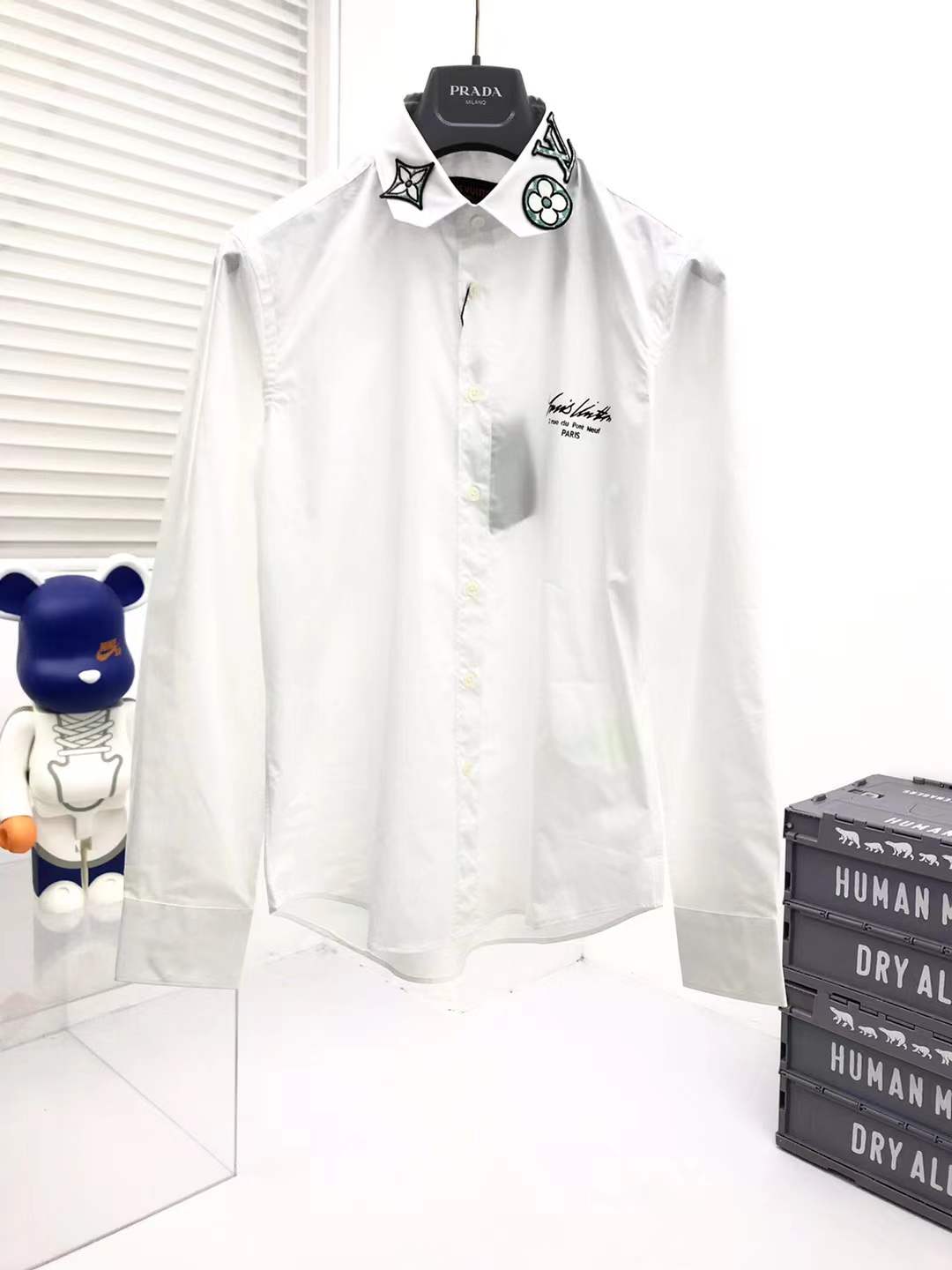 LV white long-sleeved shirt