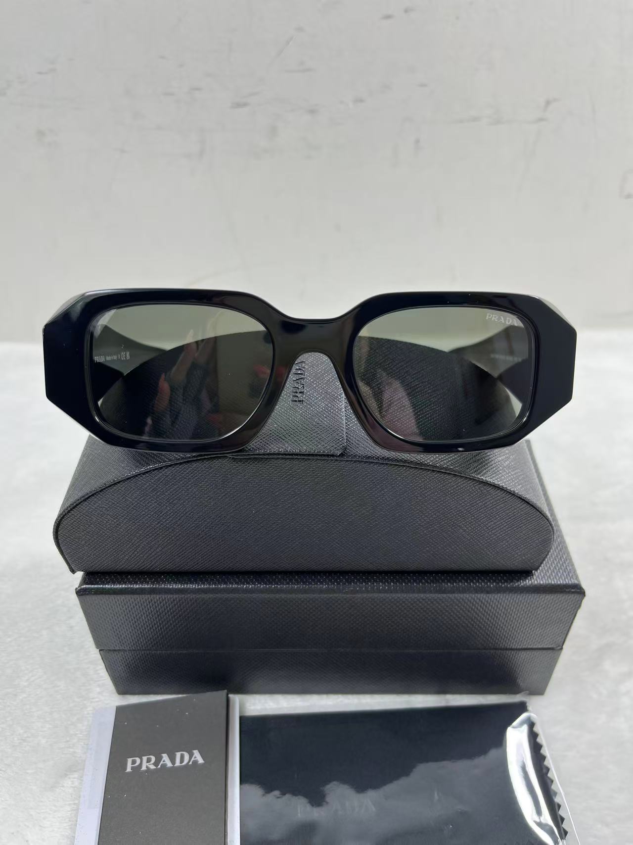 Prada Eyewear logo-lettering Rectangular Sunglasses Black
