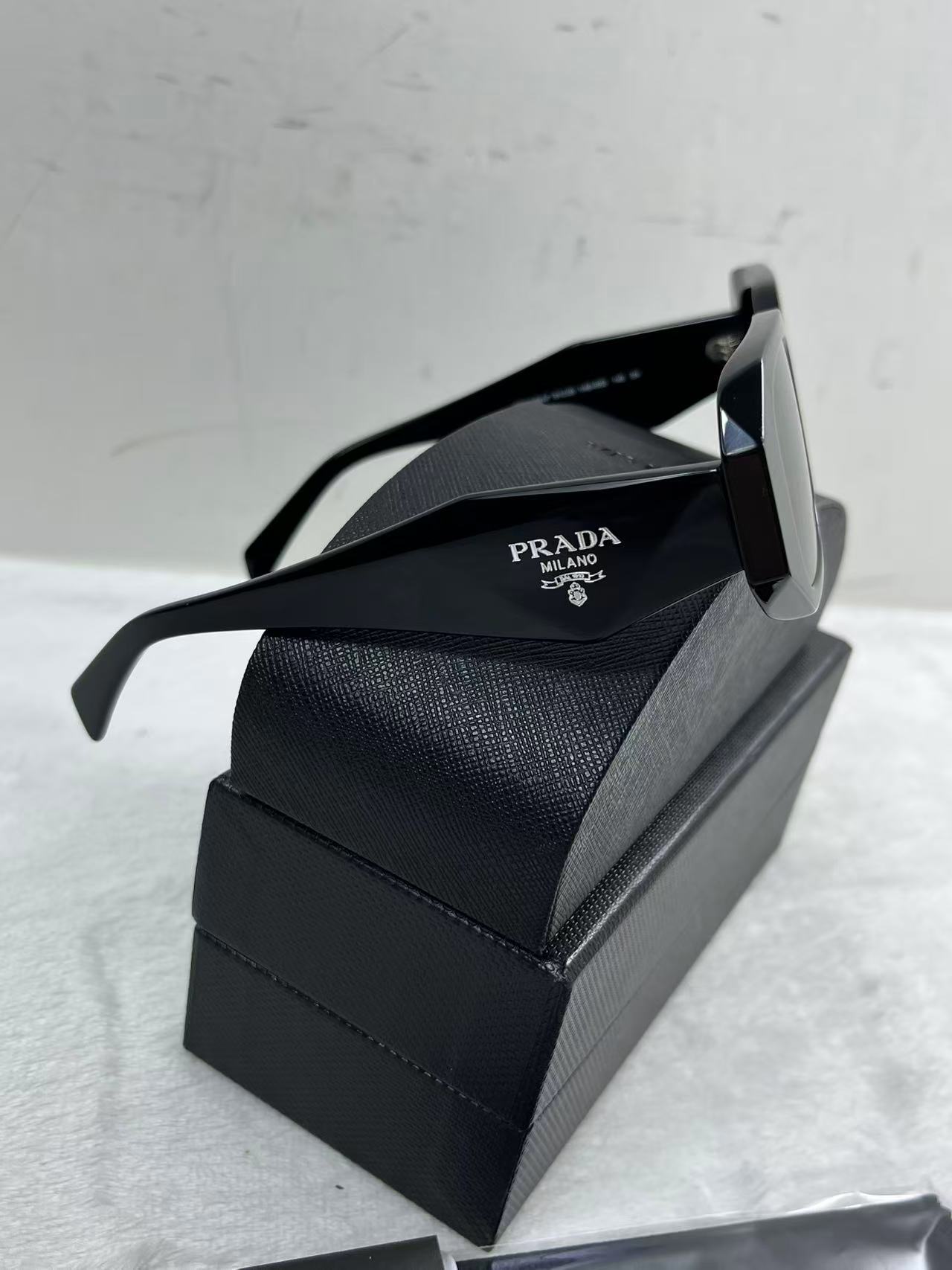Prada Eyewear logo-lettering Rectangular Sunglasses Black