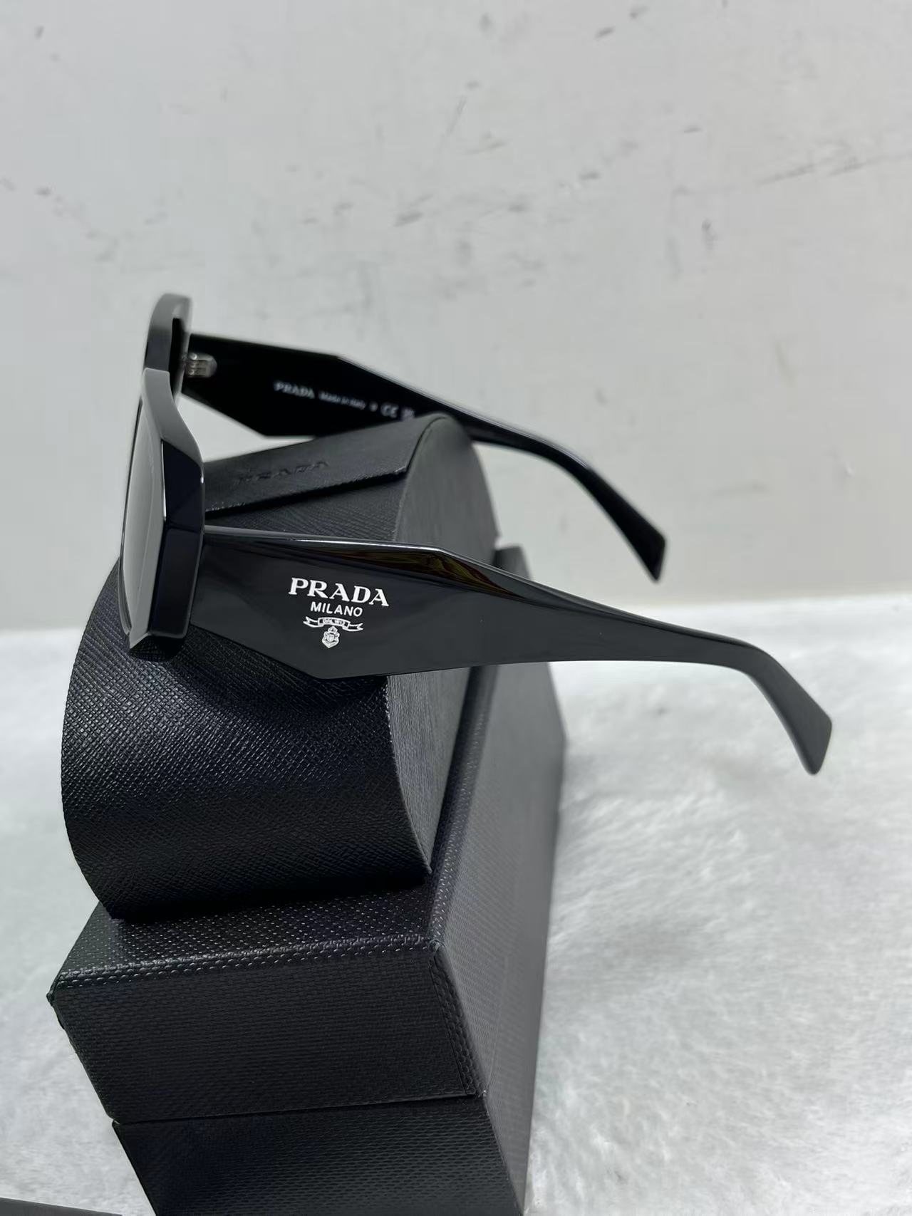 Prada Eyewear logo-lettering Rectangular Sunglasses Black