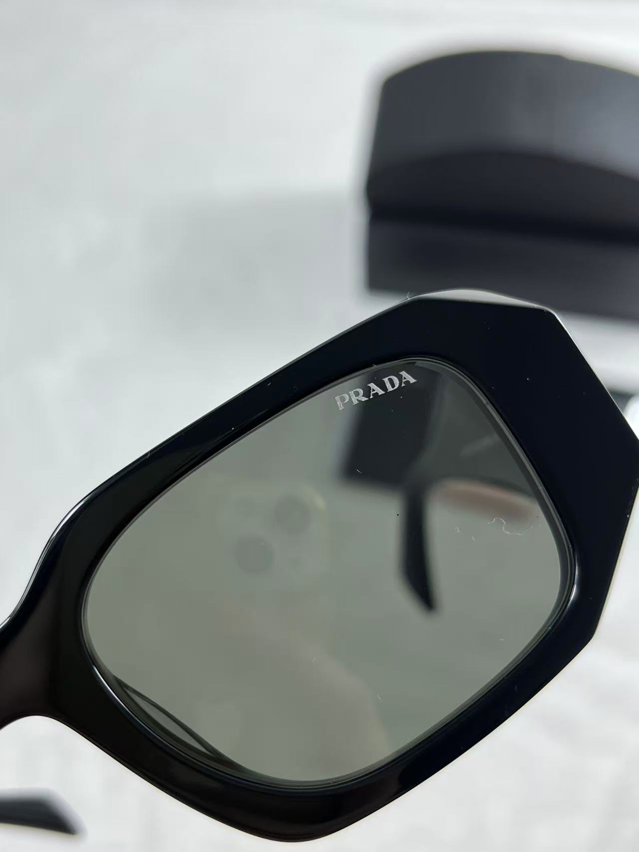 Prada Eyewear logo-lettering Rectangular Sunglasses Black