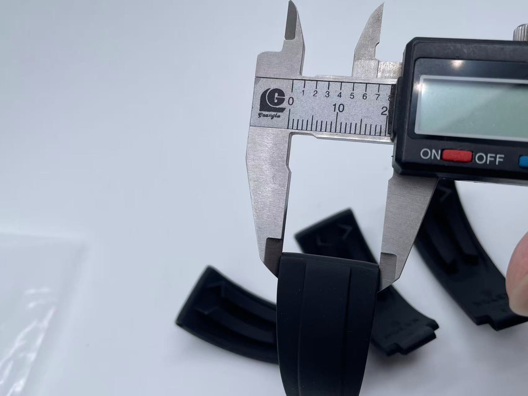 OysterFlex Black Rubber Strap 20mm 6x6cm