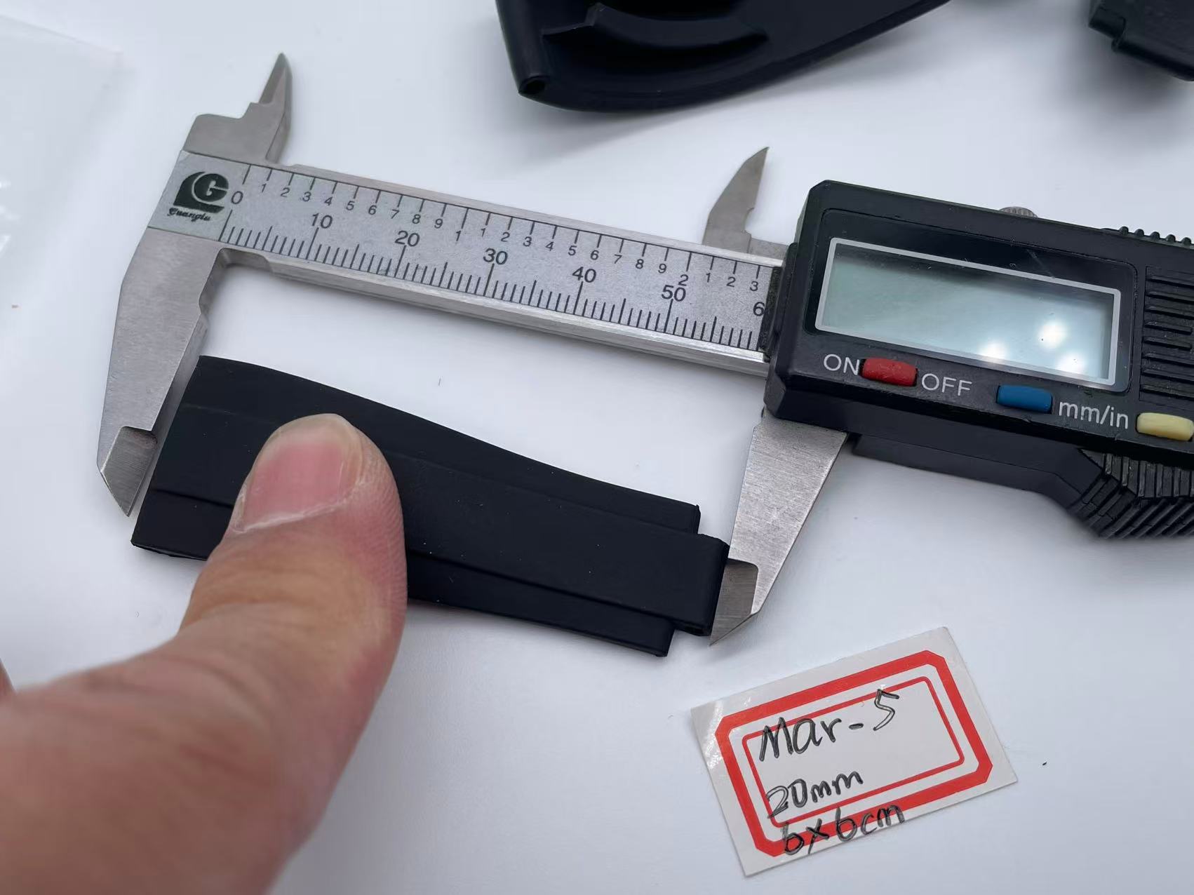 OysterFlex Black Rubber Strap 20mm 6x6cm