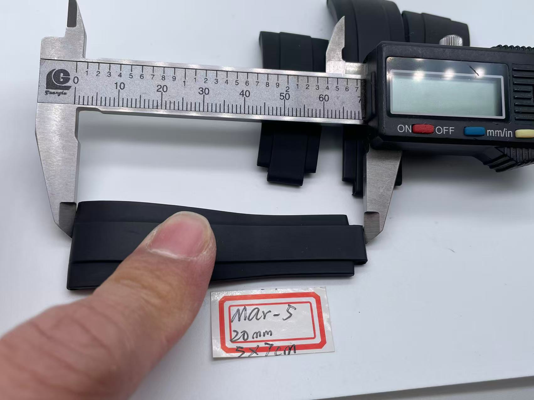 OysterFlex Black Rubber Strap 20mm 6x6cm