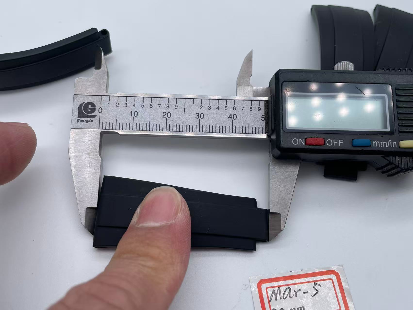 OysterFlex Black Rubber Strap 20mm 6x6cm