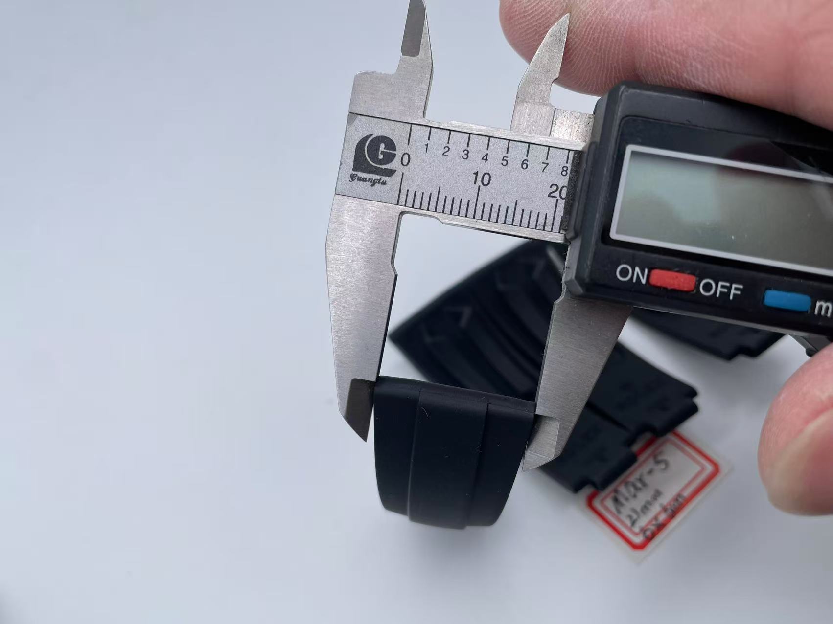 OysterFlex Black Rubber Strap 20mm 6x6cm