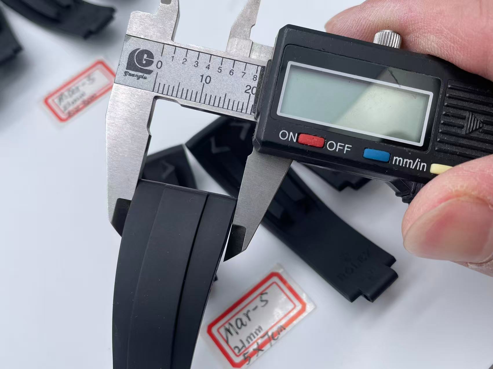 OysterFlex Black Rubber Strap 20mm 6x6cm