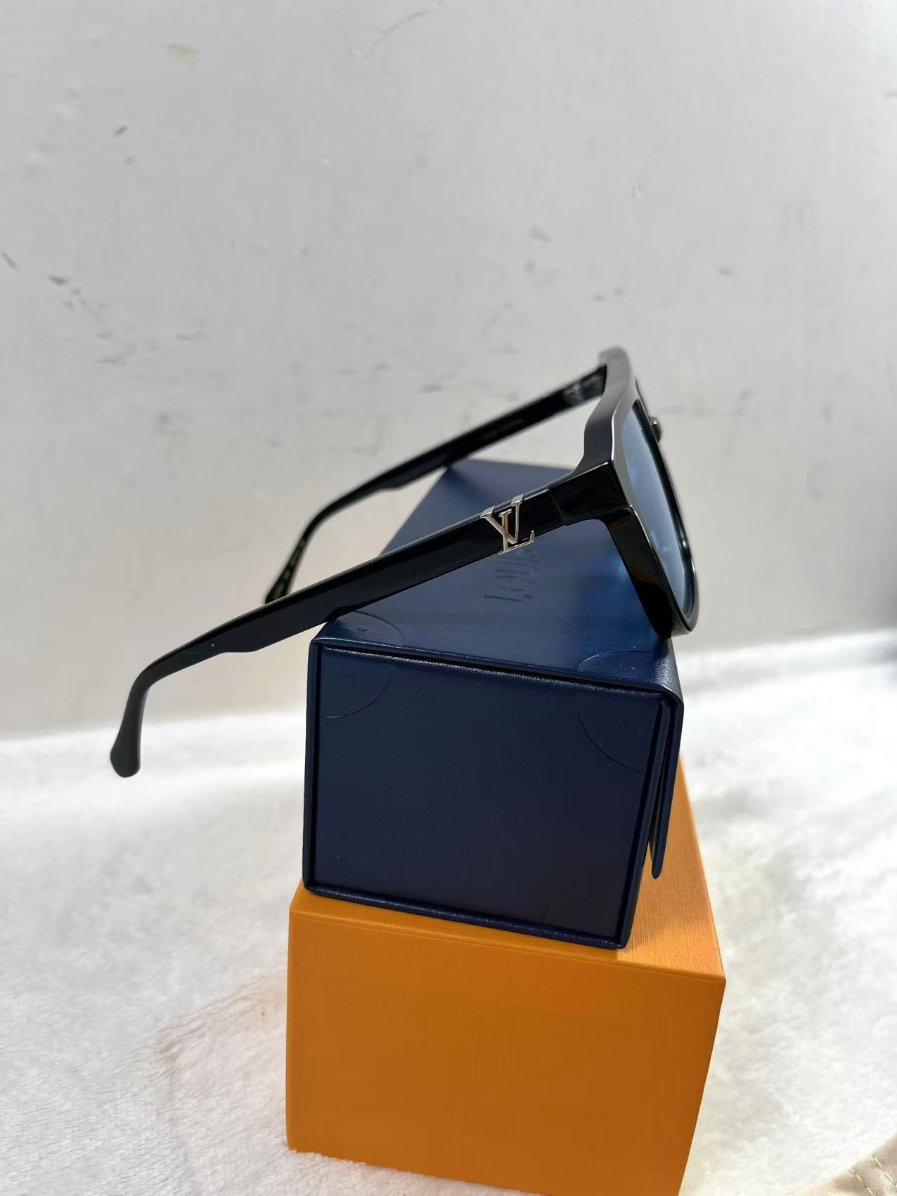 LV Z3120U IV Hit Large Square Sunglasses Blue