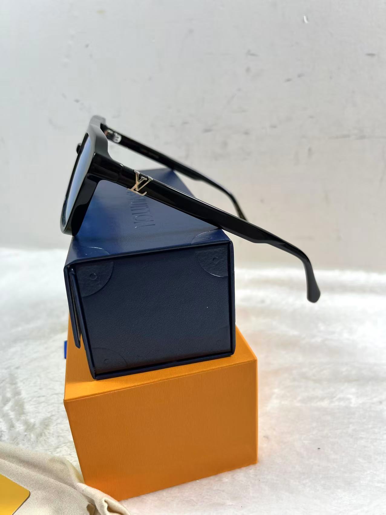 LV Z3120U IV Hit Large Square Sunglasses Blue