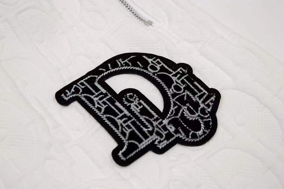 Dolce & Gabbana logo-embroidered Bermuda shorts featuring a drawstring waist and side zip pockets.