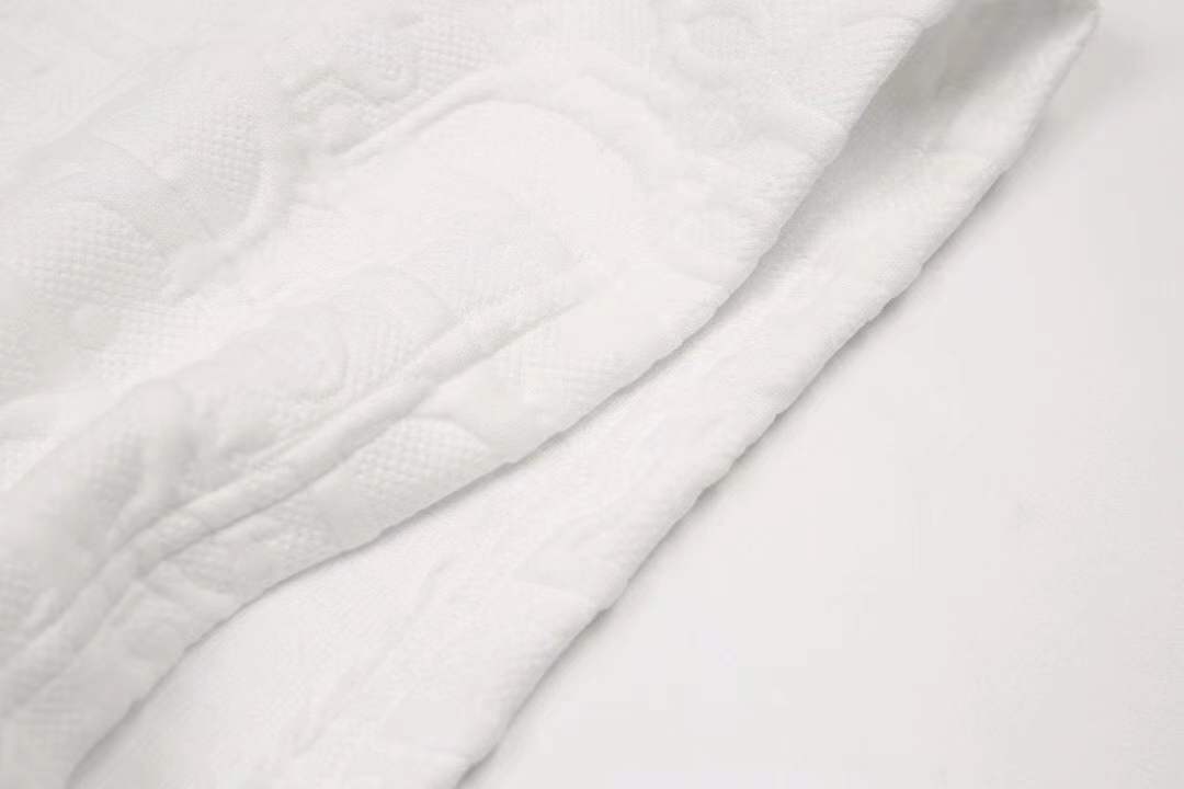 Dolce & Gabbana logo-embroidered Bermuda shorts featuring a drawstring waist and side zip pockets.