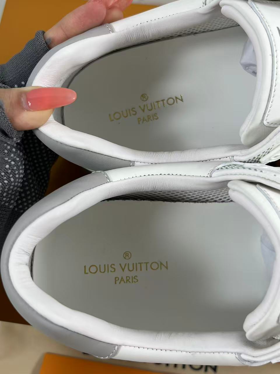 LV 1ACW23Run Away Sneaker