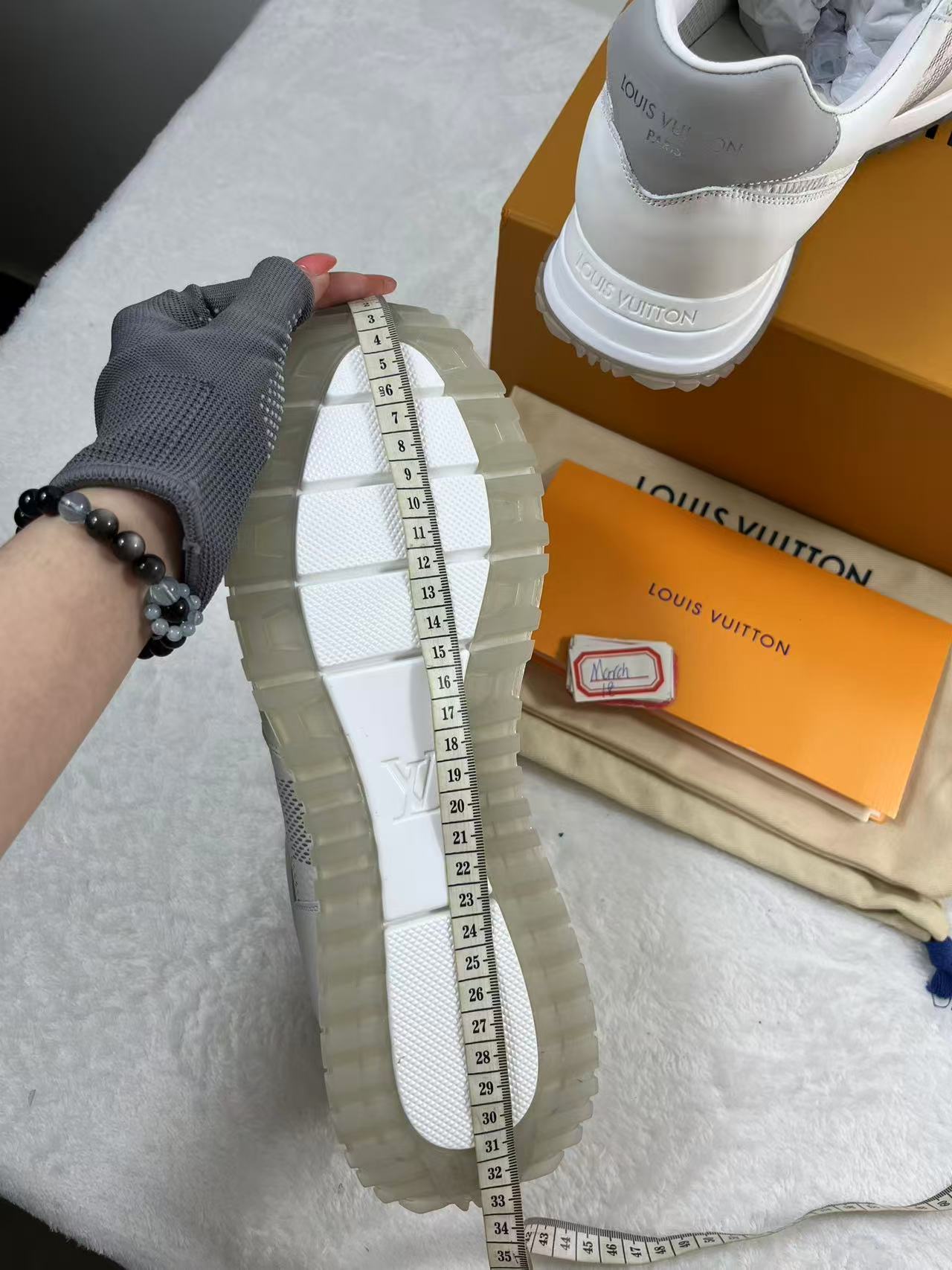 LV 1ACW23Run Away Sneaker