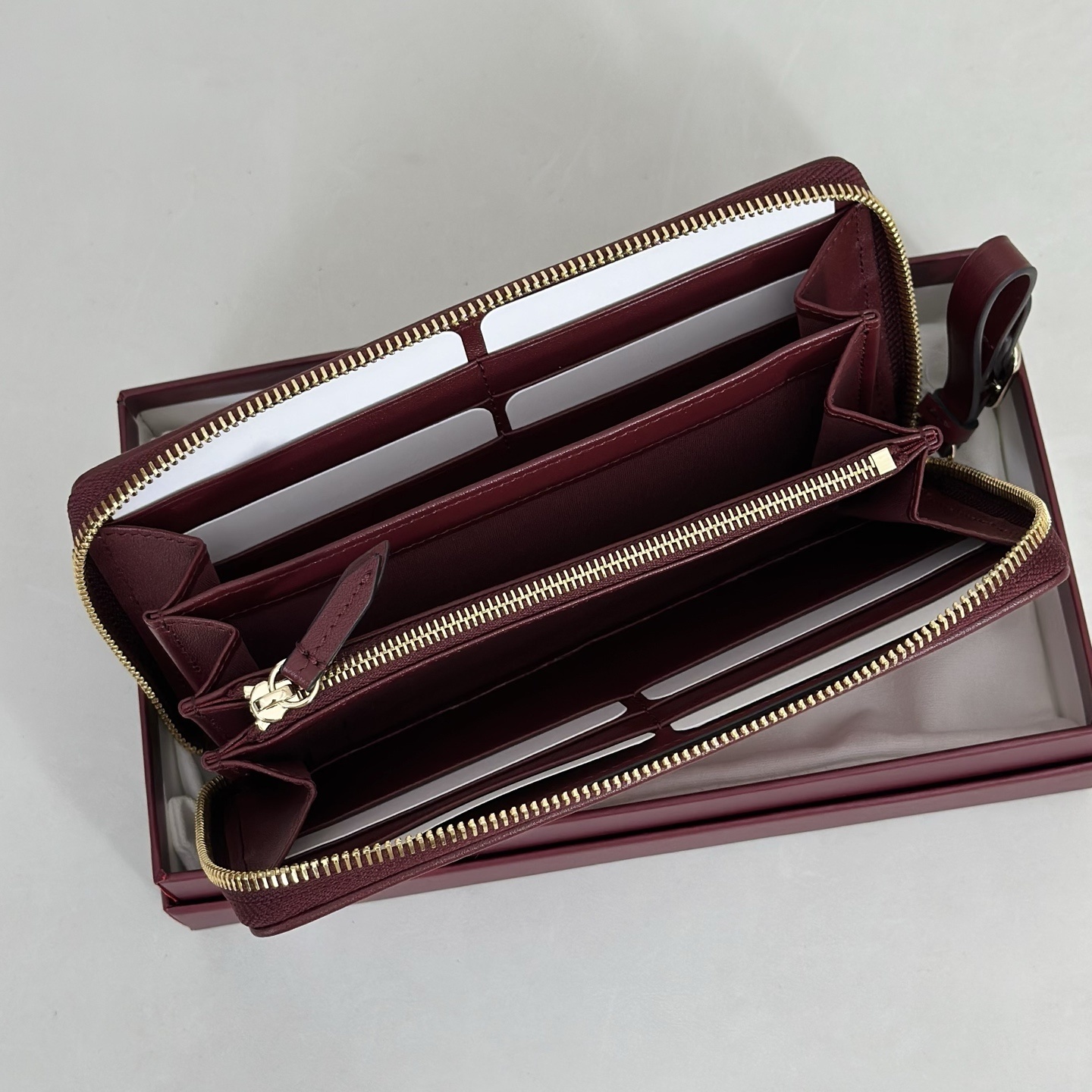 Gucci Printed GG zip around wallet featuring a laminated-effect fabric with a Horsebit print