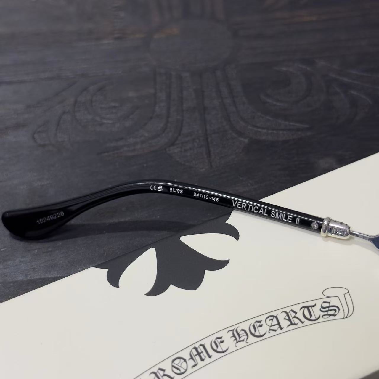 Chrome Hearts BONENNOISSEUR II spectacles featuring a black and brushed silver design.