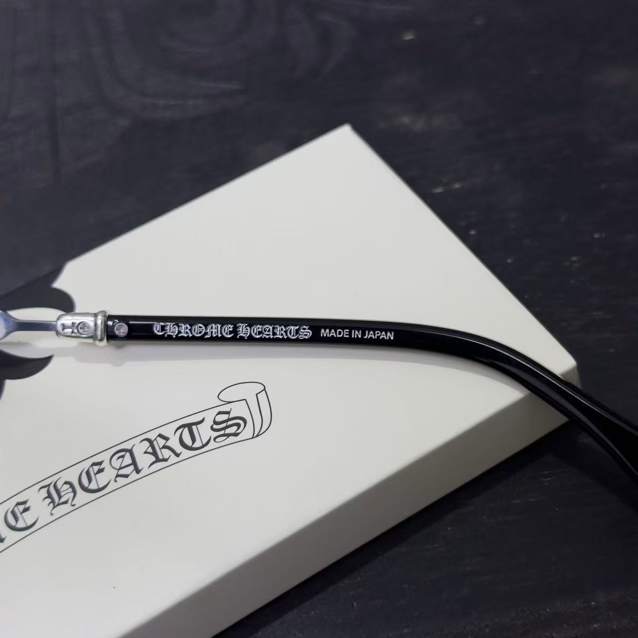 Chrome Hearts BONENNOISSEUR II spectacles featuring a black and brushed silver design.