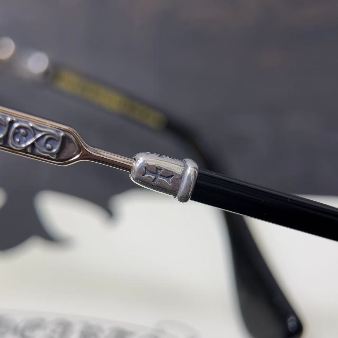 Chrome Hearts BONENNOISSEUR II spectacles featuring a black and brushed silver design.