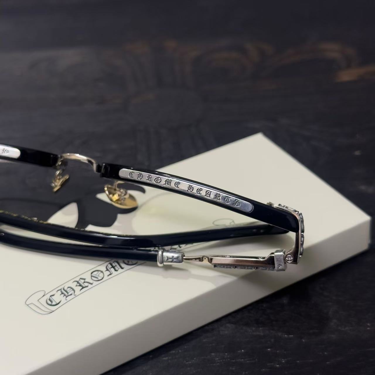 Chrome Hearts BONENNOISSEUR II spectacles featuring a black and brushed silver design.