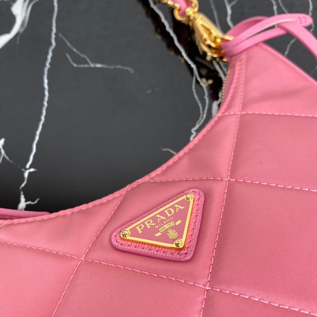 Prada Re-Edition 1995 Chaîne Re-Nylon mini bag in begonia pink