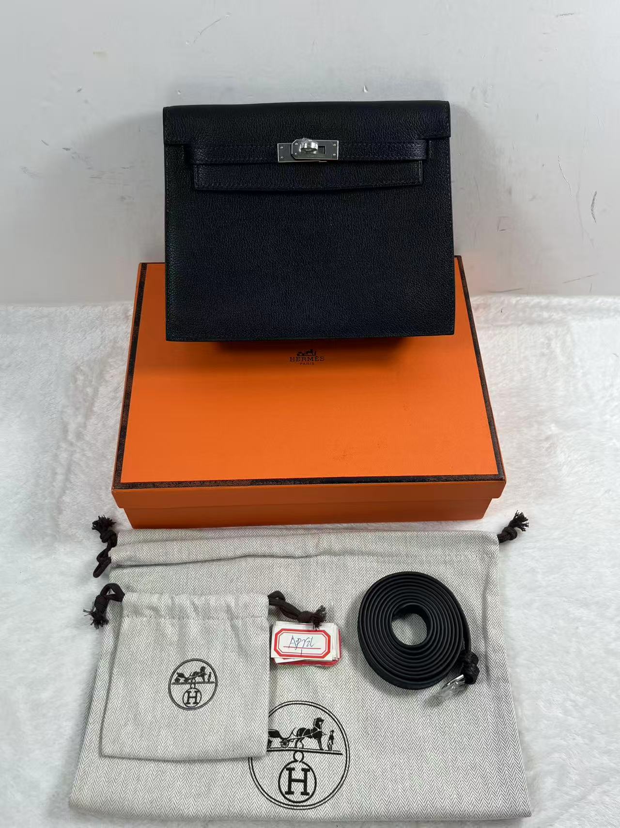 Hermès Mini Kelly 22 Epvi leather bag in a black leather finish. Semi handmade