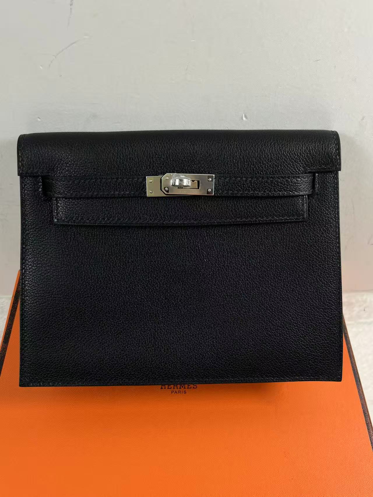 Hermès Mini Kelly 22 Epvi leather bag in a black leather finish. Semi handmade