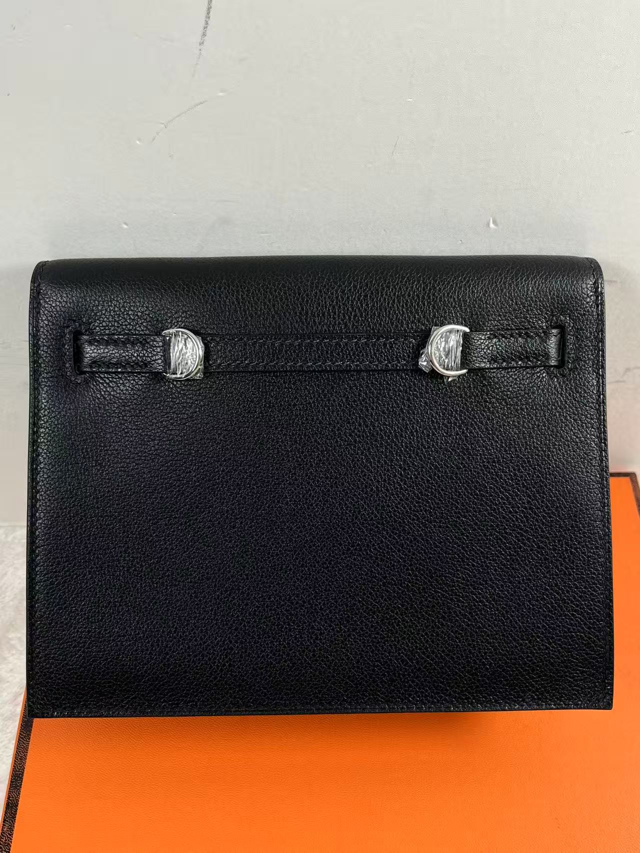 Hermès Mini Kelly 22 Epvi leather bag in a black leather finish. Semi handmade