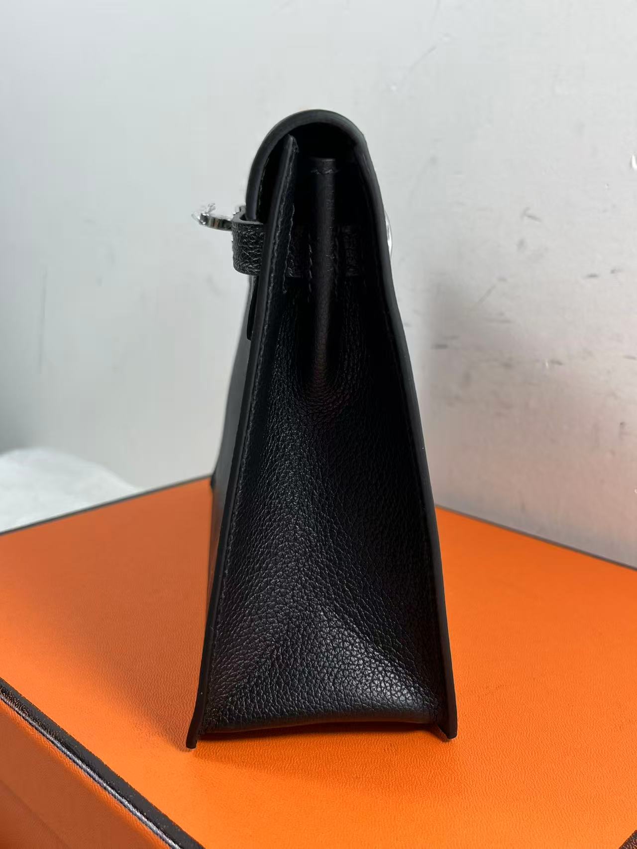 Hermès Mini Kelly 22 Epvi leather bag in a black leather finish. Semi handmade