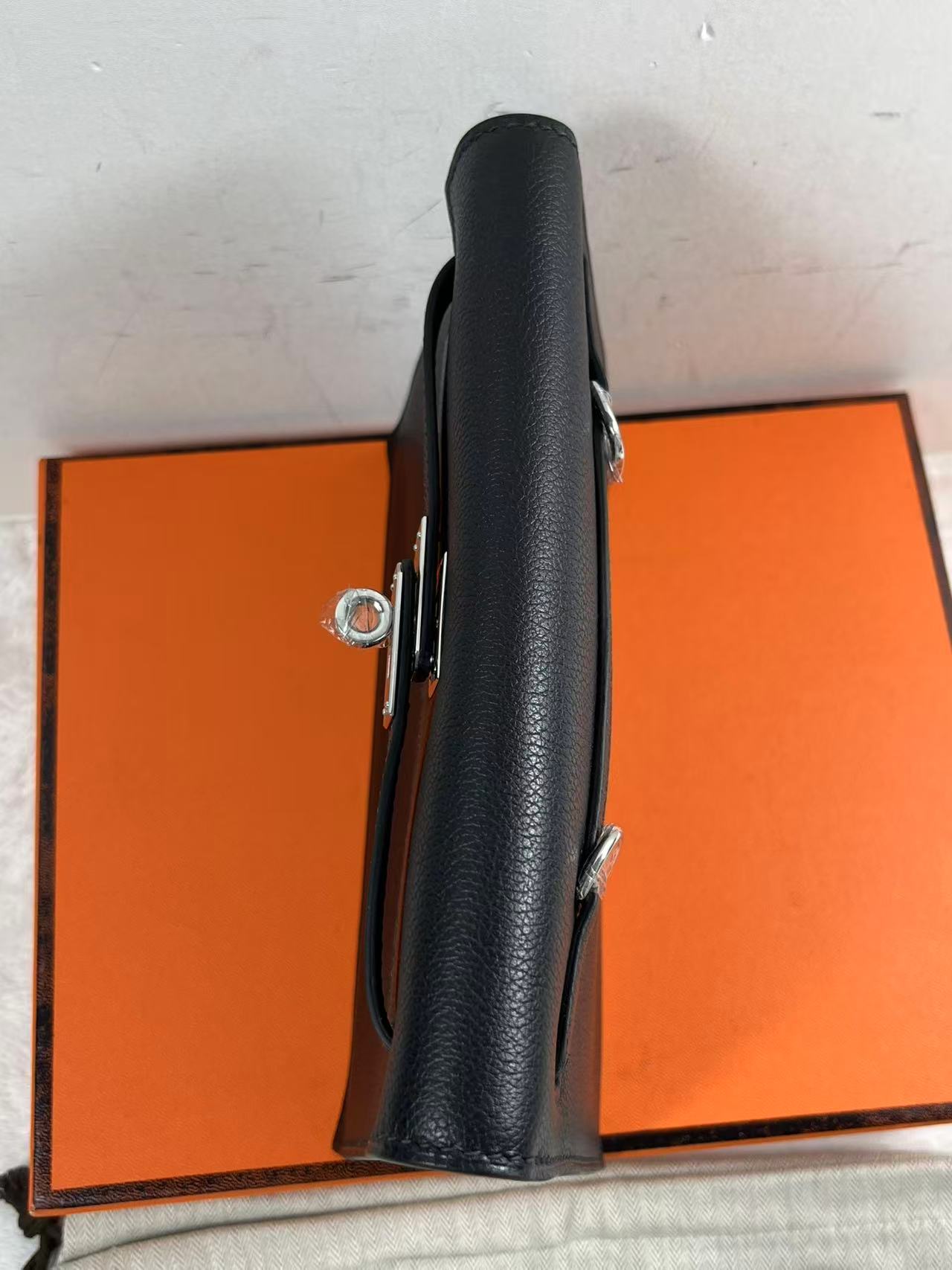 Hermès Mini Kelly 22 Epvi leather bag in a black leather finish. Semi handmade